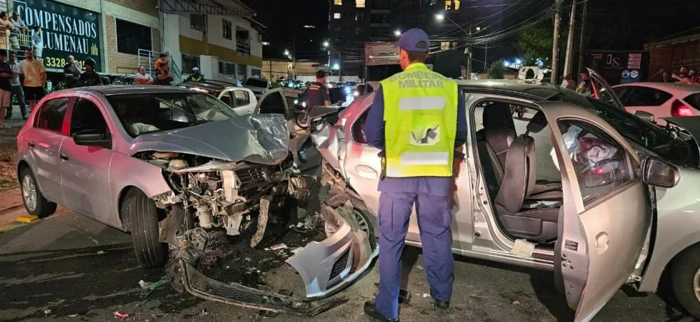 Vídeo: Acidente de trânsito deixa três pessoas feridas e termina com motorista preso em Blumenau
