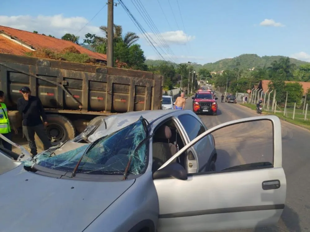 Batida entre carro e caminhão deixa mulher ferida e mobiliza bombeiros em Timbó; veja fotos