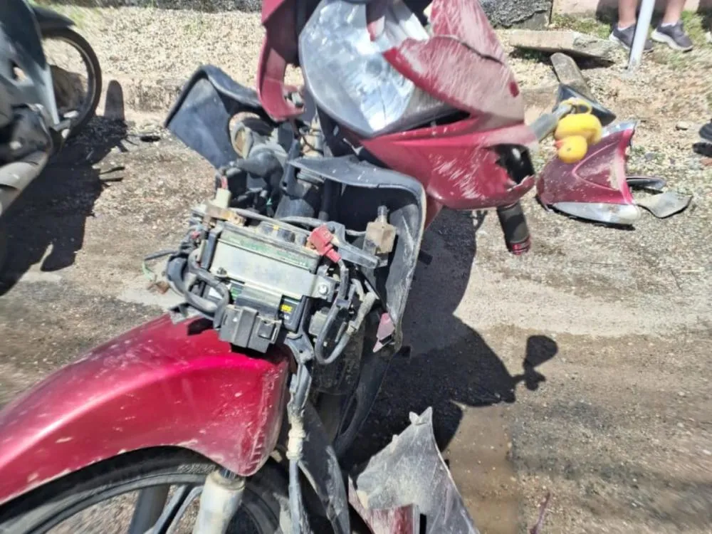 Batida entre carro e motocicleta deixa jovem ferido em Brusque