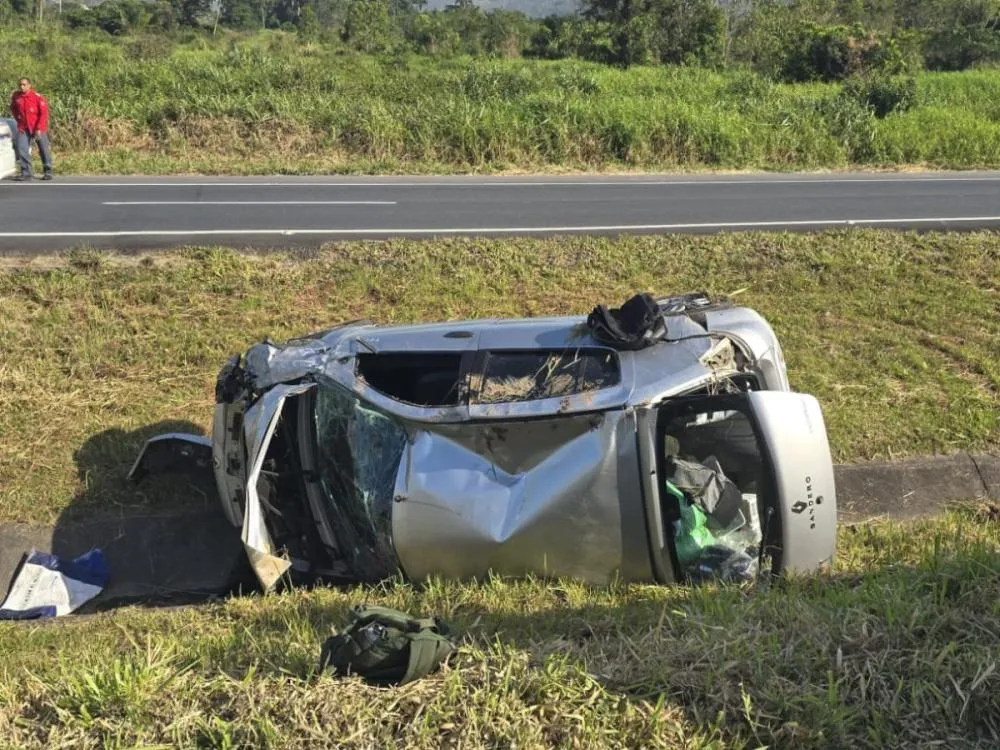 Capotamento na BR-470 deixa motorista ferida em Ilhota na manhã deste sábado