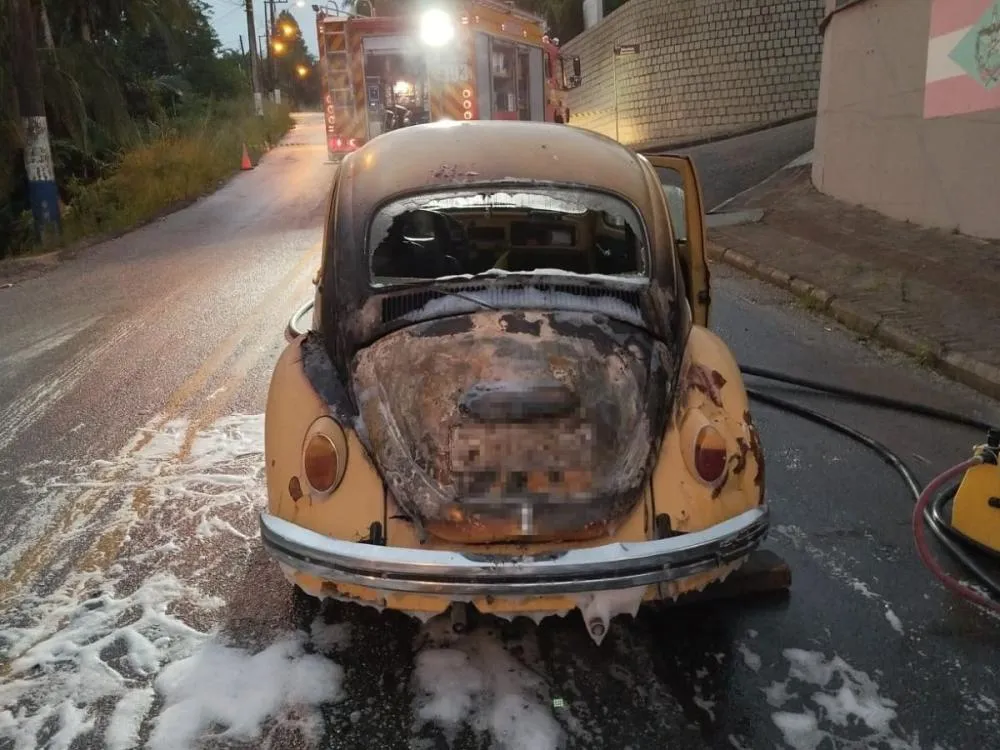 Bombeiros combatem incêndio em Fusca no Centro de Guabiruba; motorista escapa ileso