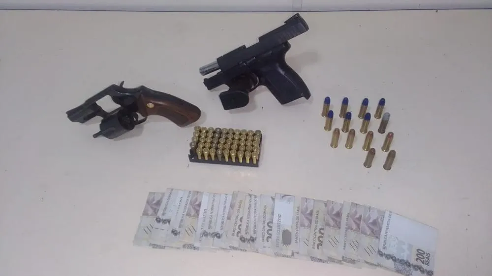 Armas sem registro e R$ 22 mil são apreendidos pela PM após denúncia de violência doméstica em Ilhota