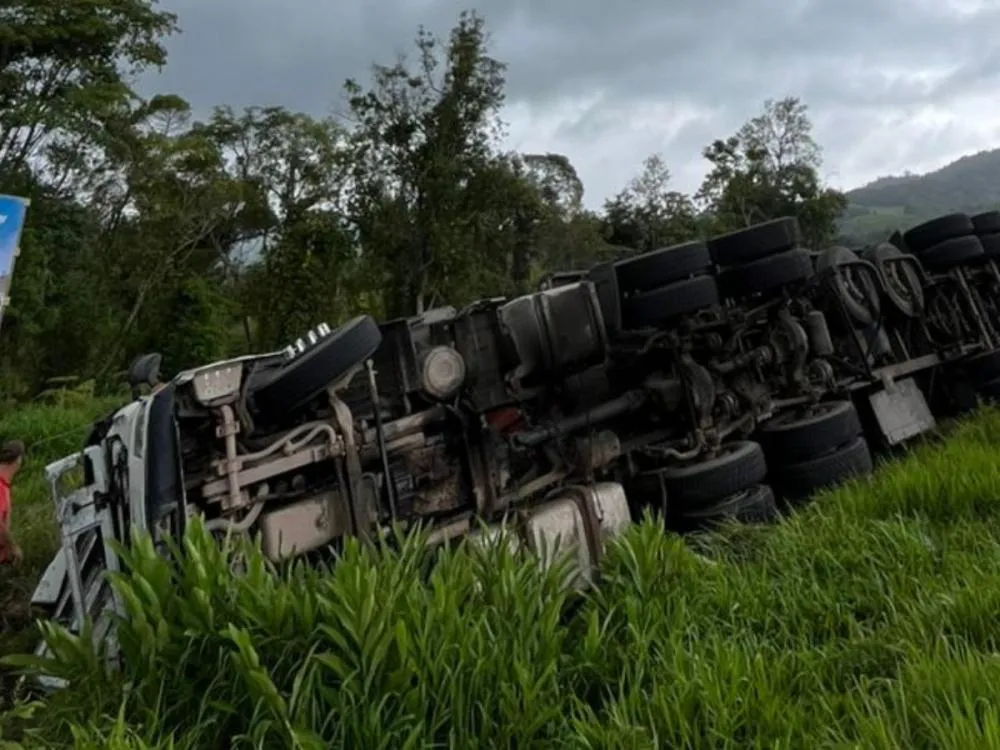 Carreta tomba na BR-470 em Pouso Redondo nesta segunda-feira