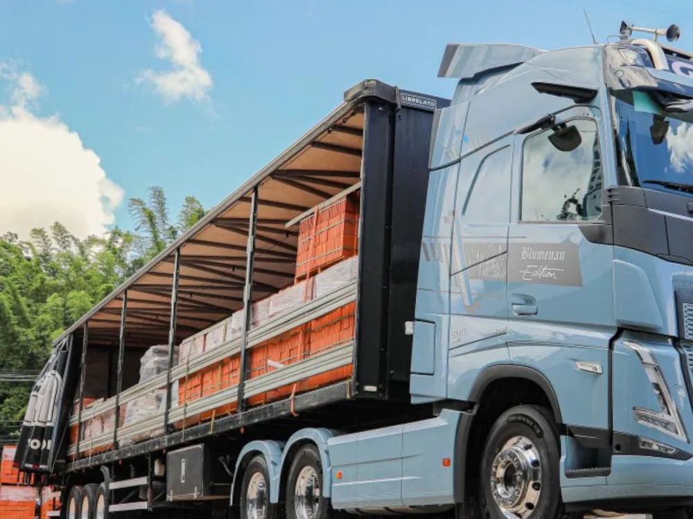 Primeira carga de doações de Blumenau segue para cidade atingida por tornado no Paraná