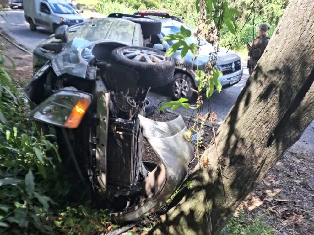 Motorista fica ferida após capotamento de veículo no bairro Souza Cruz, em Brusque
