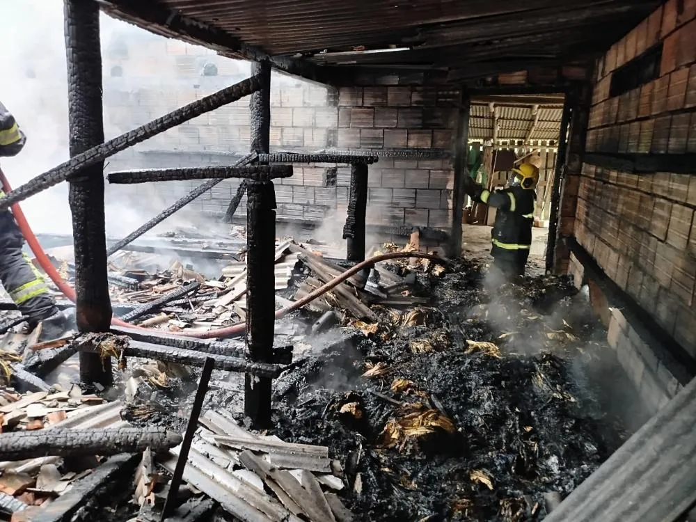 Estufa de fumo é consumida por incêndio e mobiliza bombeiros no Alto Vale do Itajaí