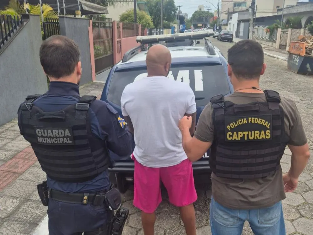 Ação conjunta da Guarda Municipal e PF prende homem ligado a organização criminosa em Itajaí
