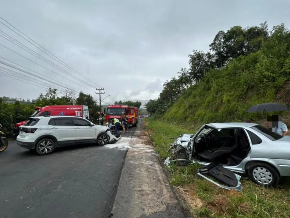 Batida de frente entre dois carros na SC-350 deixa dois feridos no Alto Vale