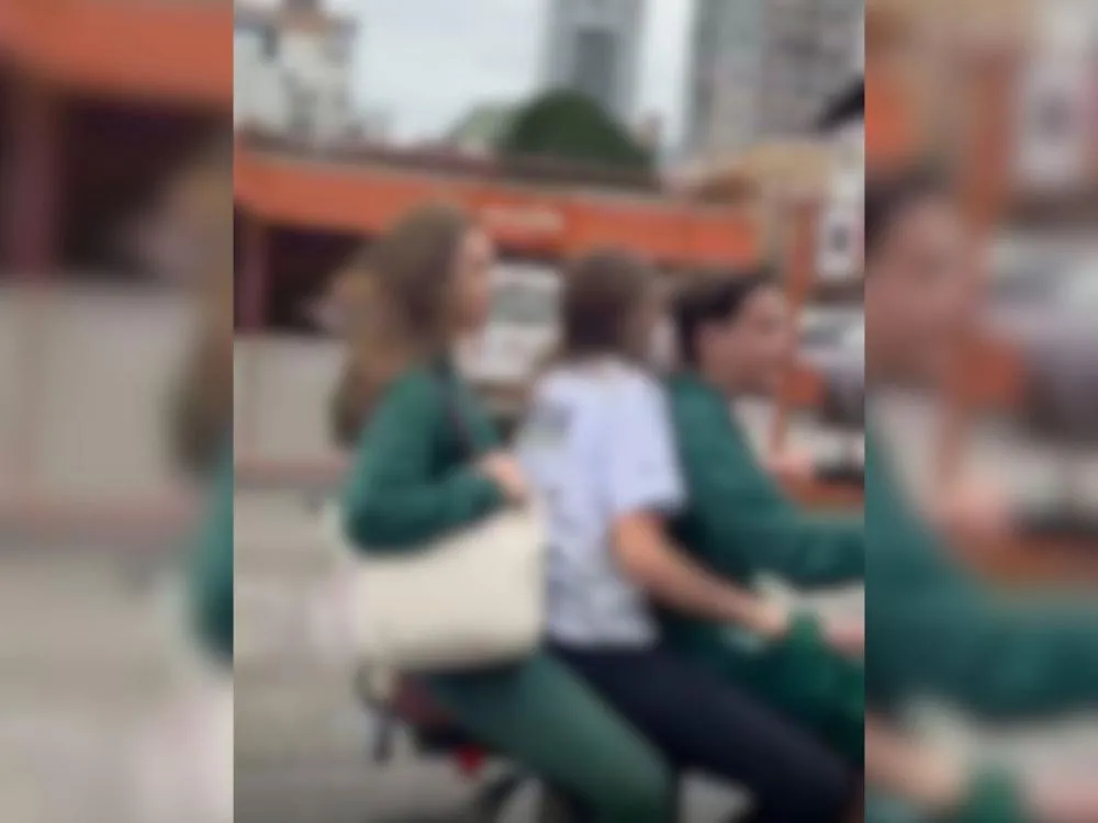 Vídeo: Adolescentes são flagrados em scooter sem capacete em Blumenau