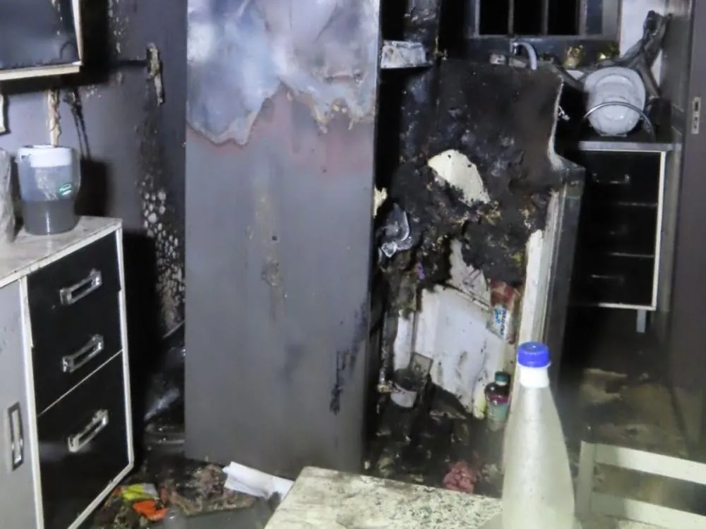 Bombeiros combatem incêndio em cozinha de apartamento no bairro Vila Nova, em Blumenau