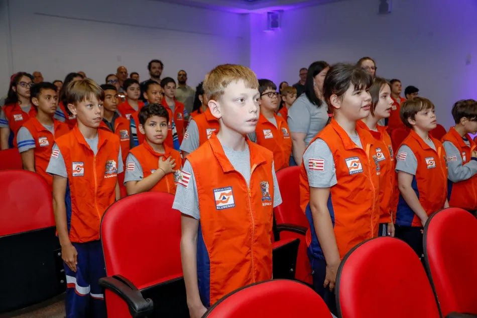 Estudantes da rede pública concluem formação como Agentes Mirins em Blumenau