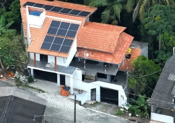 Foragido apontado como chefe de facção criminosa é preso em casa de luxo, em Blumenau