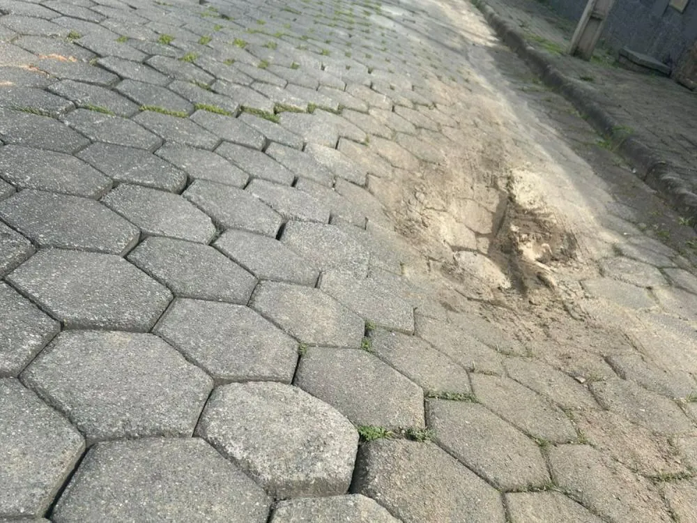 Moradores reclamam de pavimento sem reparo após manutenção do Samae, no bairro Fortaleza Alta, em Blumenau