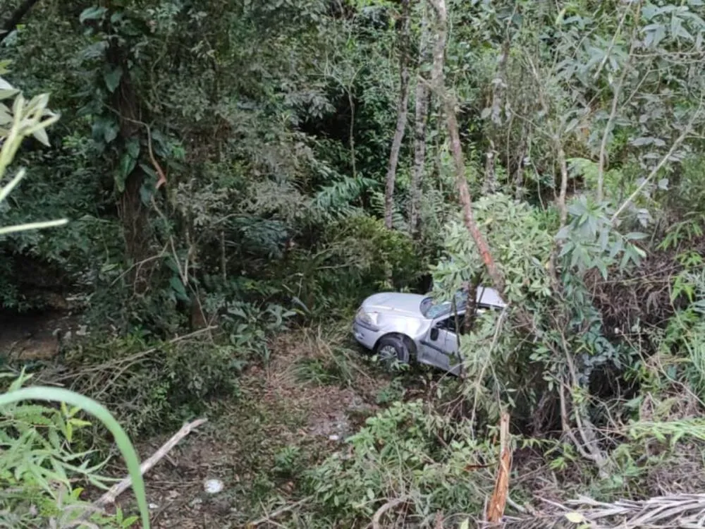 Motorista é resgatado após carro cair em ribanceira em Gaspar
