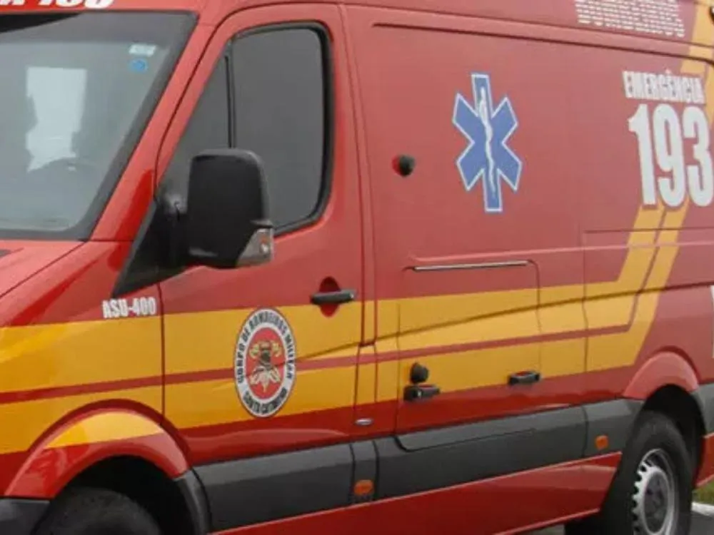 Acidente envolvendo carro e patinete elétrico deixa jovem ferido em Blumenau