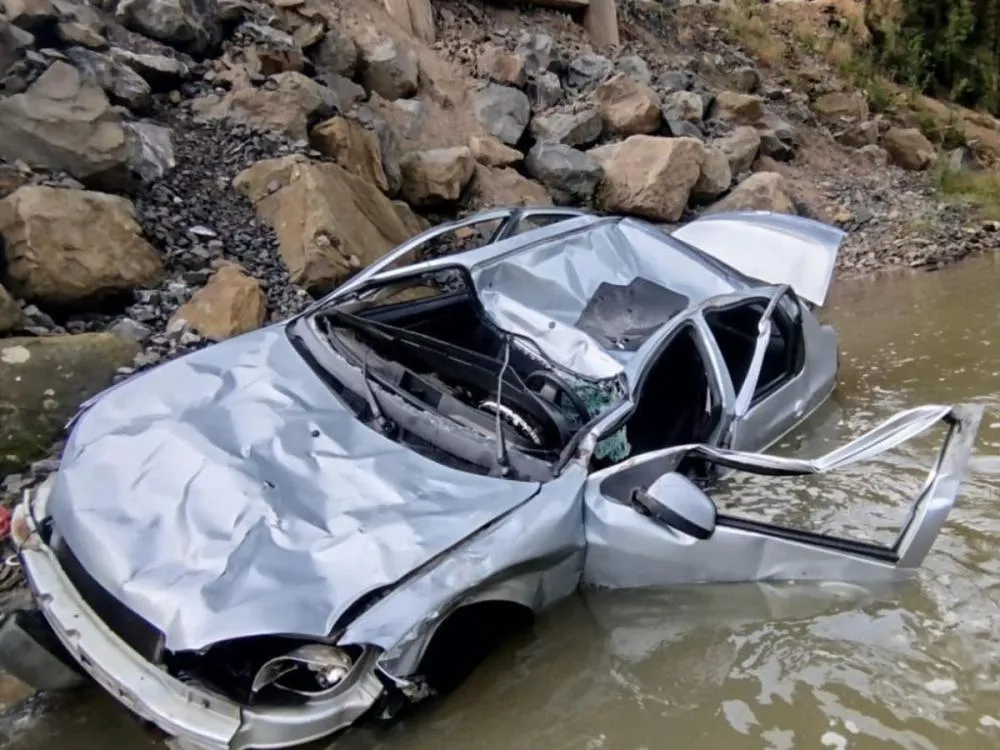 Acidente na SC-350 em Ituporanga deixa idoso morto e duas mulheres feridas após carro cair de ponte