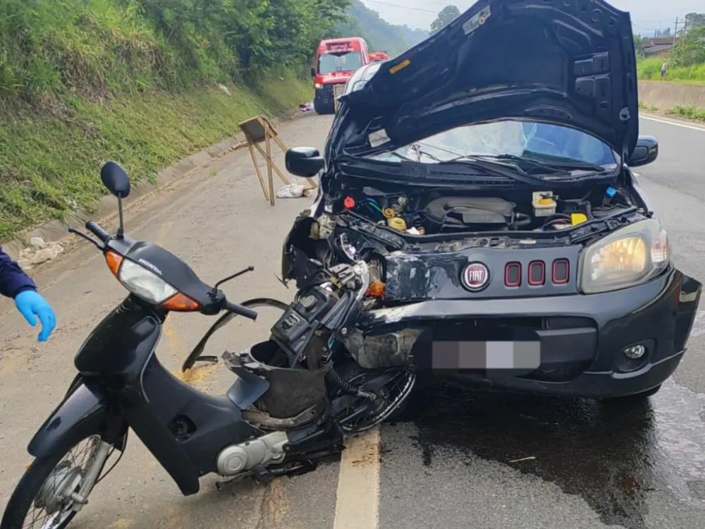 Batida entre carro e motocicleta deixa dois mortos na BR-470 em Gaspar na manhã deste domingo