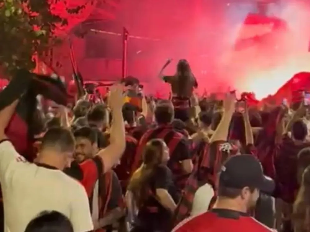 Vídeo: Torcedores do Flamengo celebram título da Libertadores em Blumenau