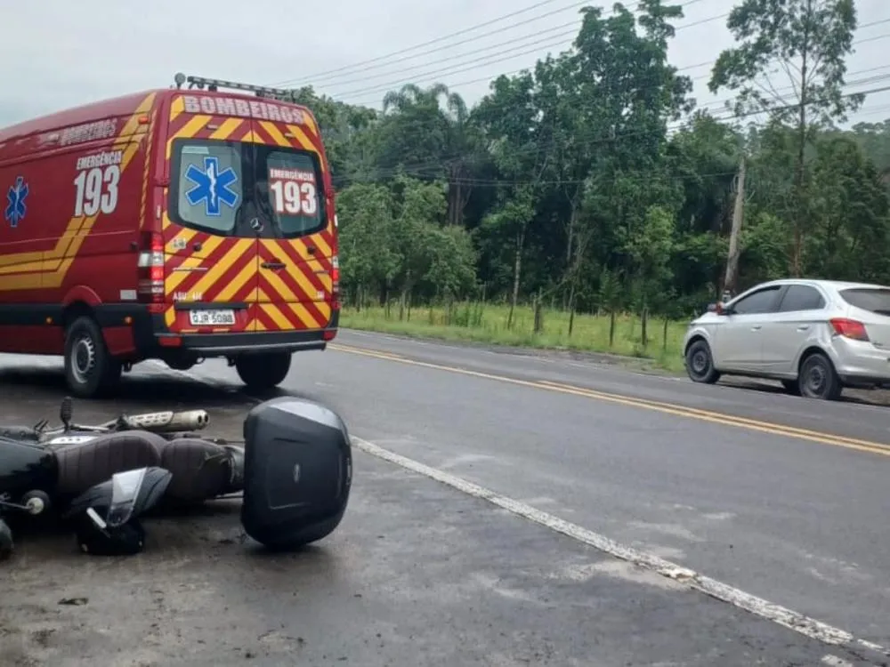 Acidente entre carro e moto na BR-114 deixa motociclista ferido no Alto Vale