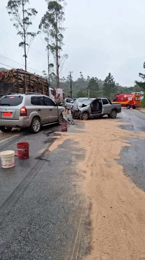 Acidente ao amanhecer deixa dois feridos em rodovia entre Nova Trento e Brusque