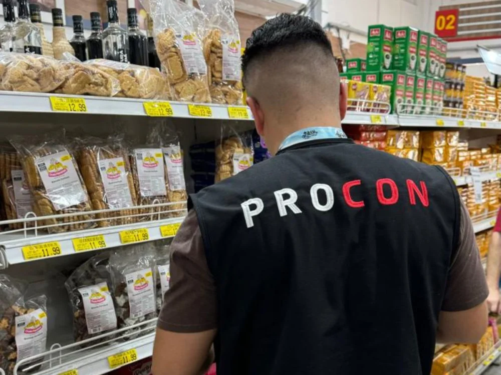 Procon de Blumenau apreende mais de 350 produtos vencidos durante fiscalização