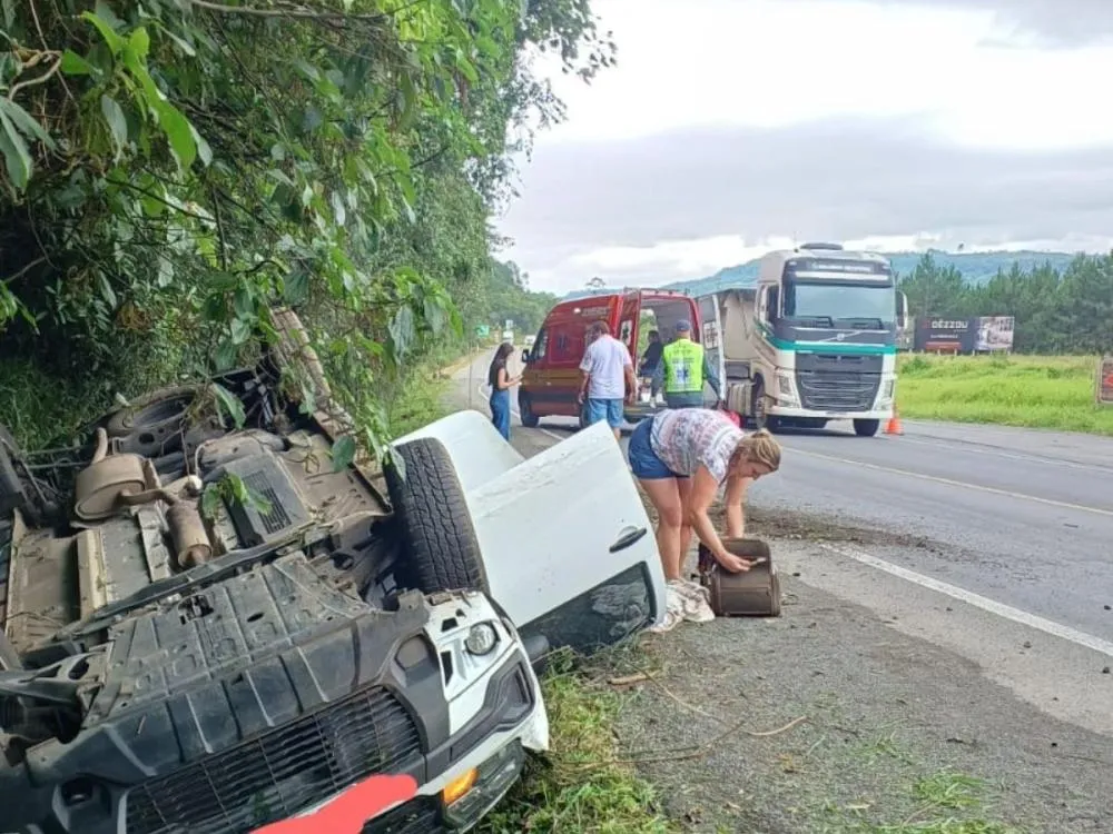 Capotamento na BR-470 deixa quatro pessoas feridas no Alto Vale