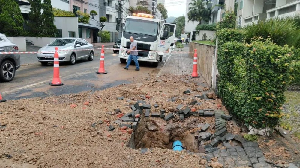 Rompimento de adutora afeta abastecimento de água em quatro bairros de Blumenau