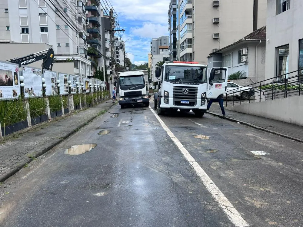 Após causar transtornos no trânsito e no abastecimento, adutora é consertada na região central de Blumenau