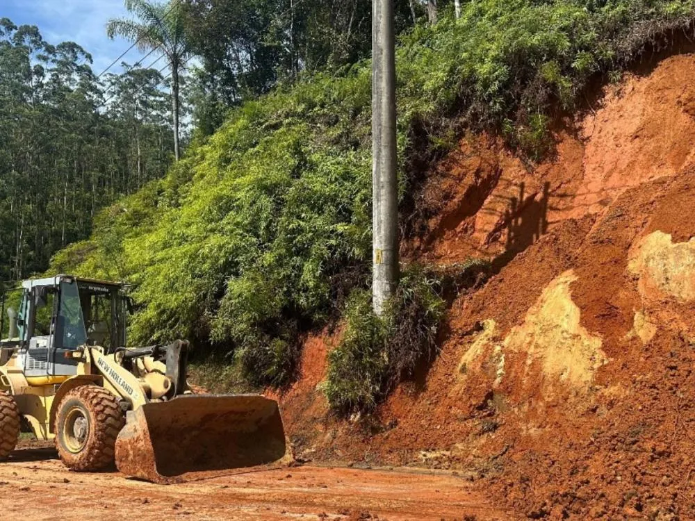 Chuva intensa nesta terça-feira provoca deslizamentos e interdita ruas em Brusque