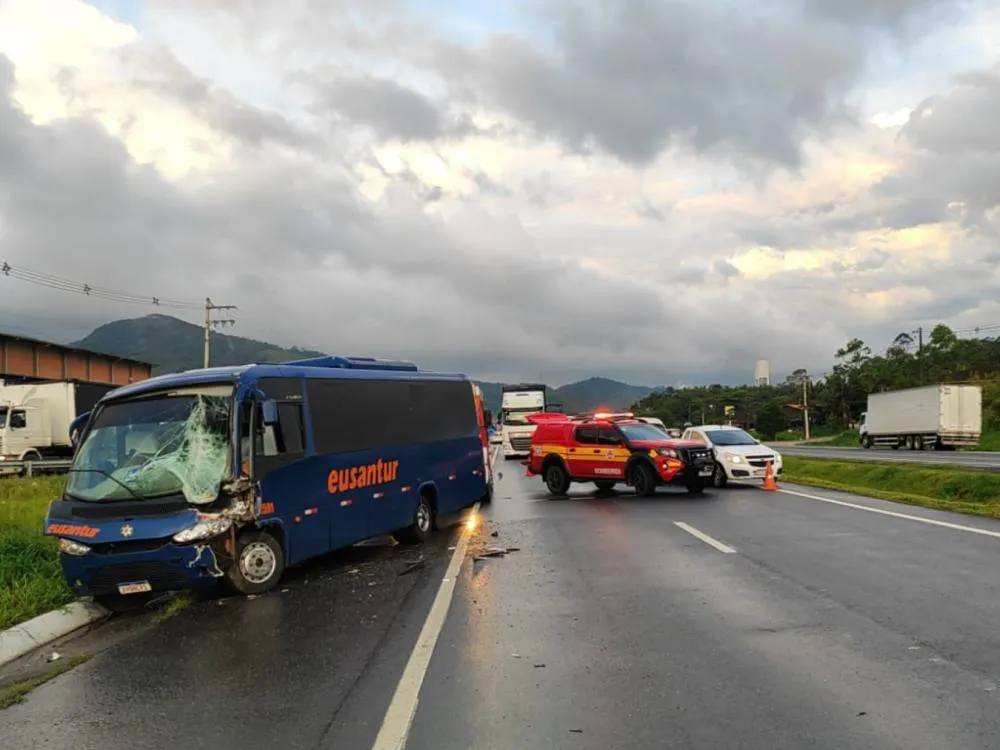 Ônibus com estudantes se envolve em acidente na BR-470, em Gaspar