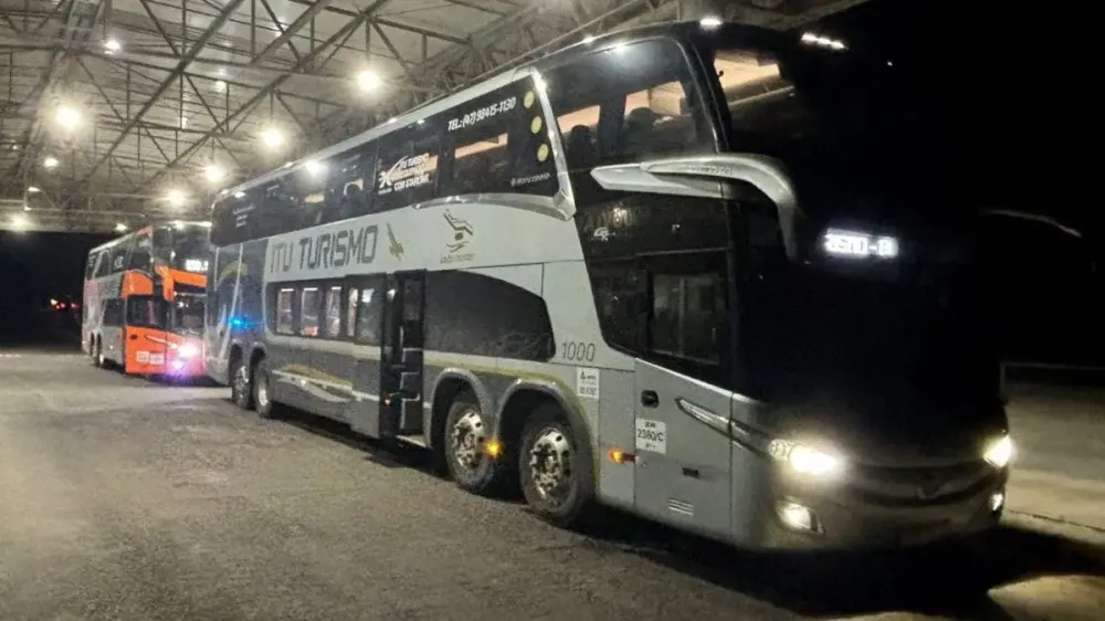 Dois ônibus com 125 argentinos em situação irregular seguia para Ituporanga para trabalho em lavouras de cebola; PF instaura inquérito para apurar esquemaD