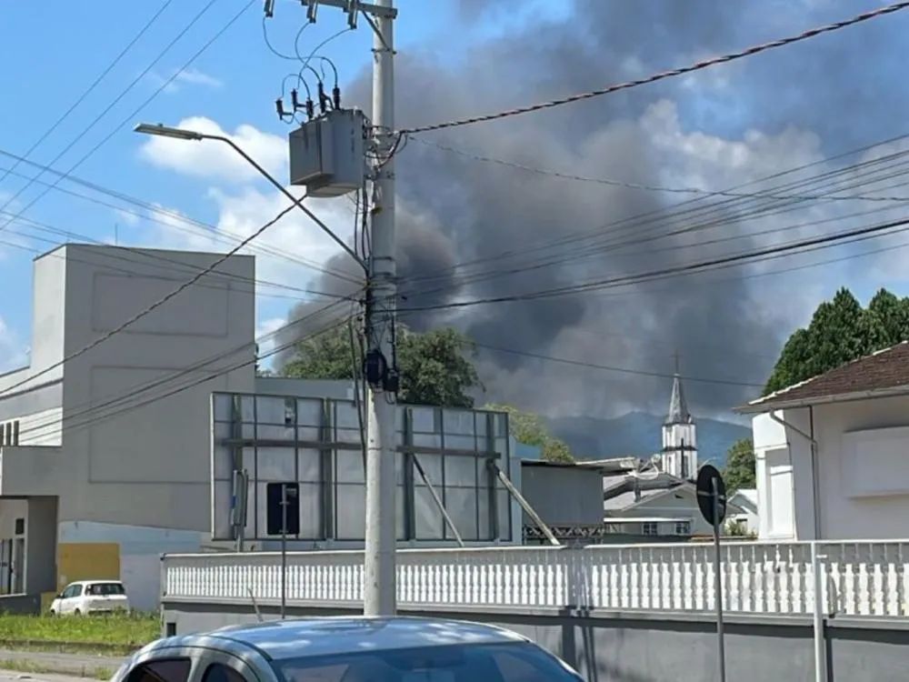 Incêndio atinge prédio da Praça do Cidadão em Indaial e atendimento é suspenso