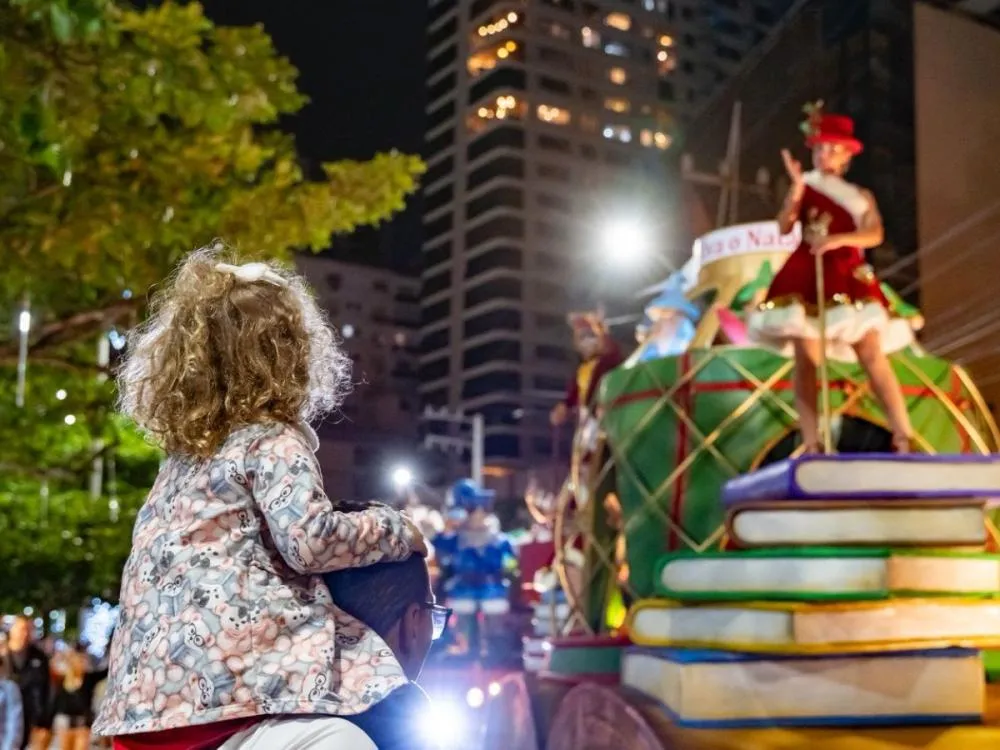 Balneário Camboriú celebra Natal com desfile na Avenida Atlântica e novidade tecnológica para público