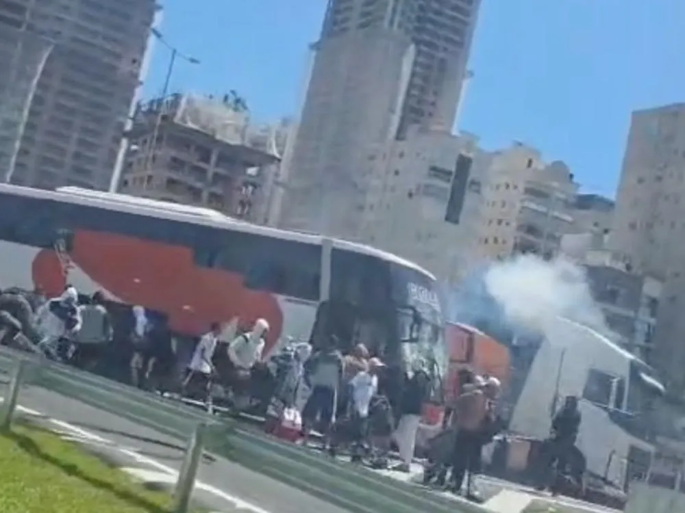 Vídeo: Polícia prende 10 torcedores após confronto entre grupos do Santos e Internacional na BR-101, em Itapema