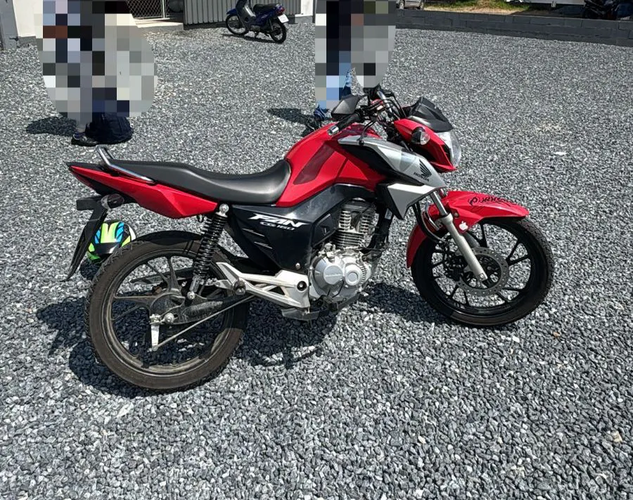 Motocicleta é flagrada com escapamento irregular durante abordagem em Brusque
