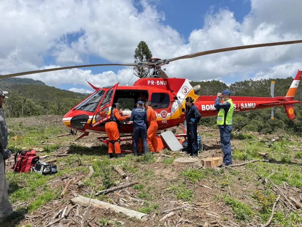 Trabalhador é atingido por árvore e resgatado de helicóptero no Alto Vale