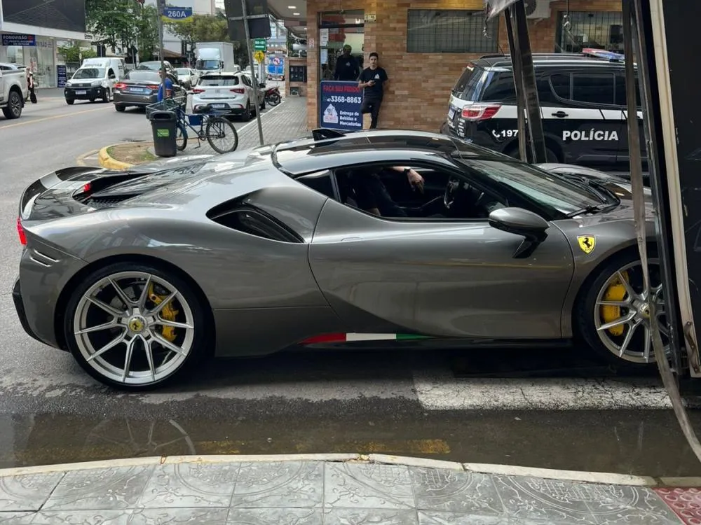 Ferrari avaliada em mais de R$ 5 milhões é apreendida em operação policial em Itapema