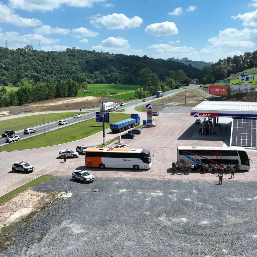Após tumulto em posto, ônibus de torcida organizada é alvo de abordagem na BR-470