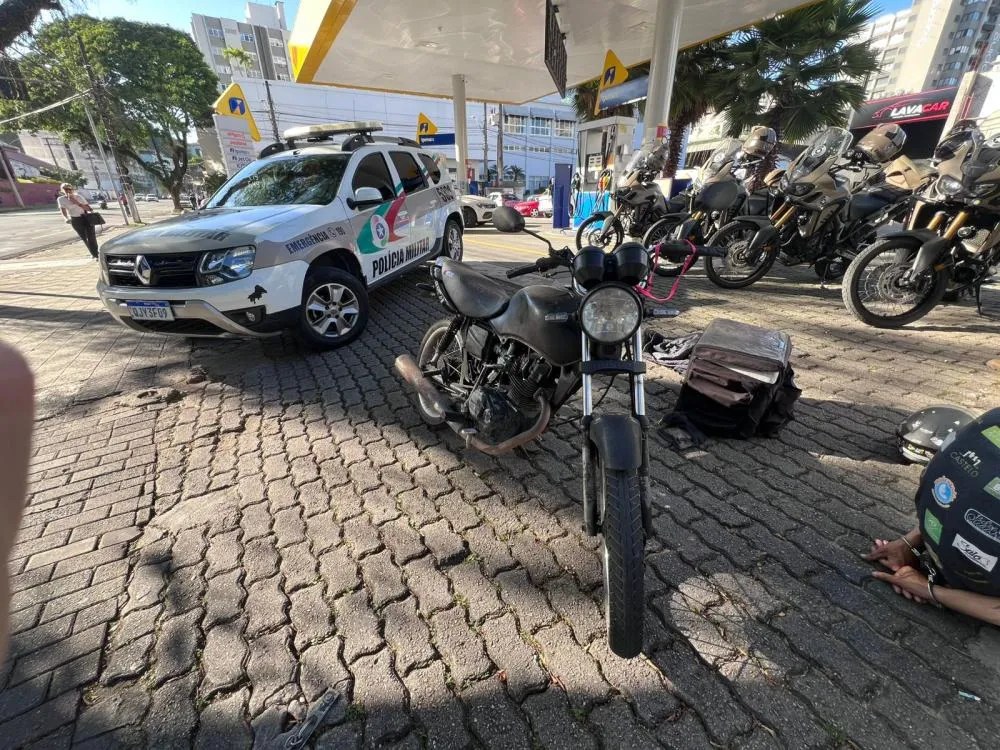 Motocicleta furtada em 2013 é recuperada e condutor é preso com drogas em Blumenau