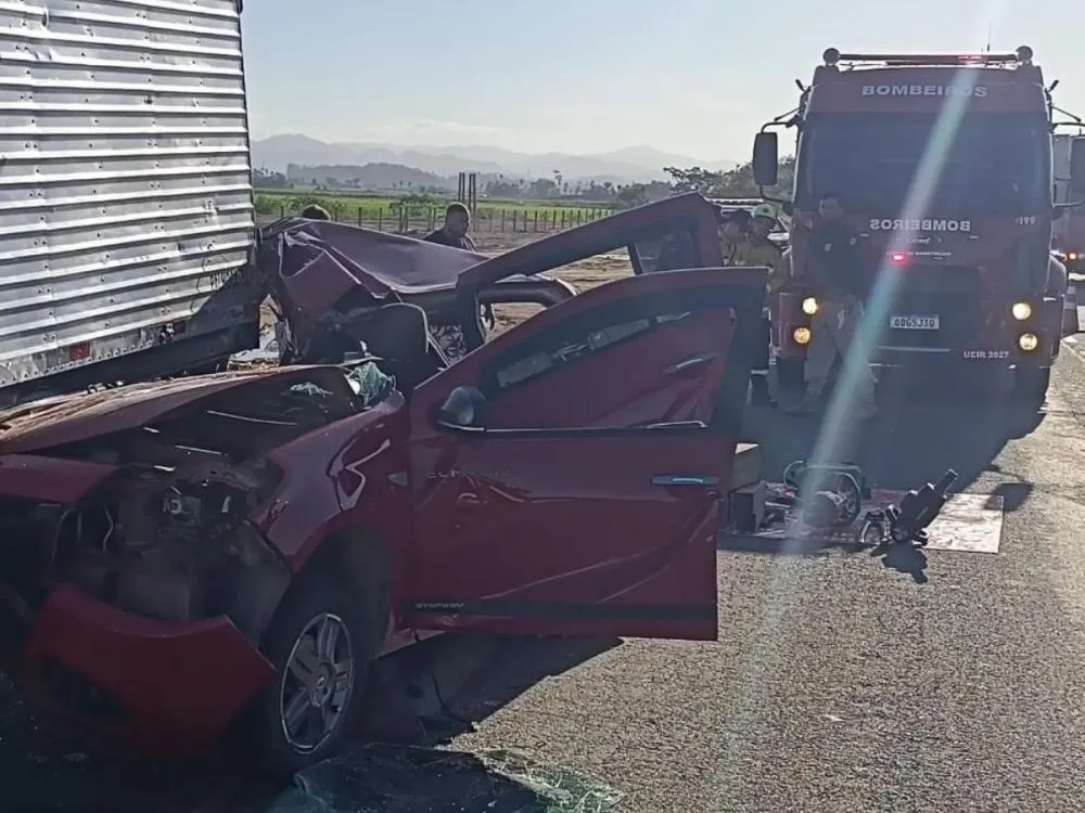 Acidente entre carro e caminhão mobiliza bombeiros e helicóptero Arcanjo na BR-470, em Ilhota
