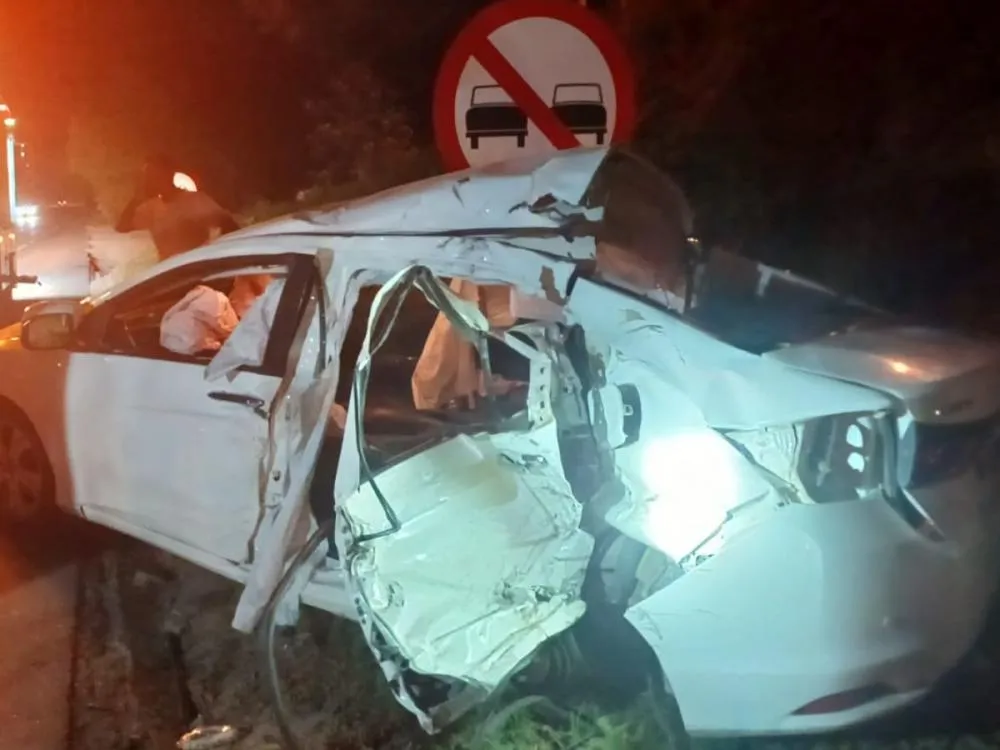 Batida entre carro e caminhão deixa homem ferido e mobiliza bombeiros na BR-470, no Alto Vale do Itajaí