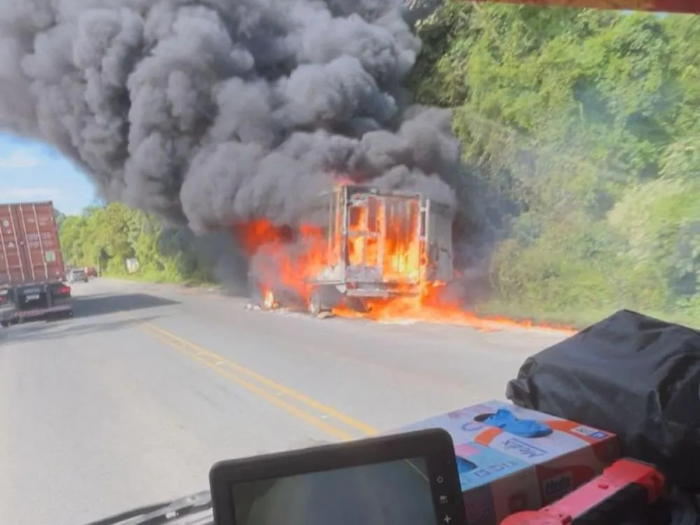 Caminhão fica completamente destruído após ser atingido por incêndio na BR-470, no Alto Vale