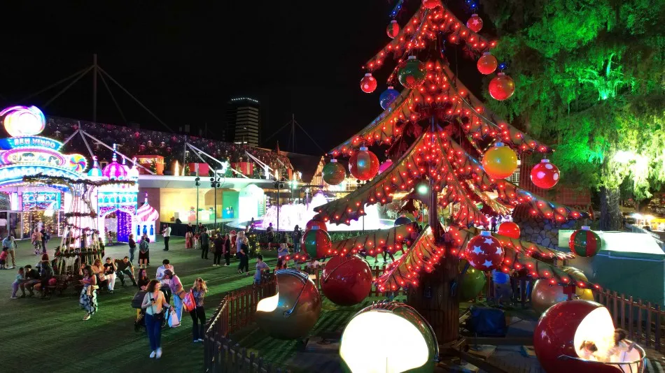 Vila de Natal, Casa Iluminada e show de lanternas movimentam o fim de semana natalino em Blumenau