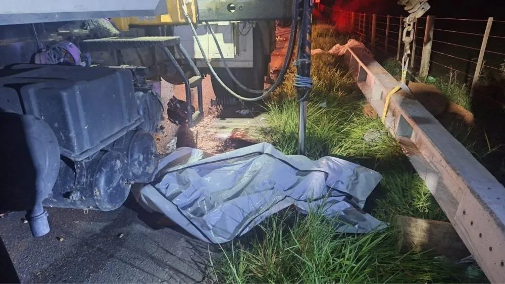 Acidente na SC-414, em Navegantes, deixa dois mortos após batida entre moto e caminhão