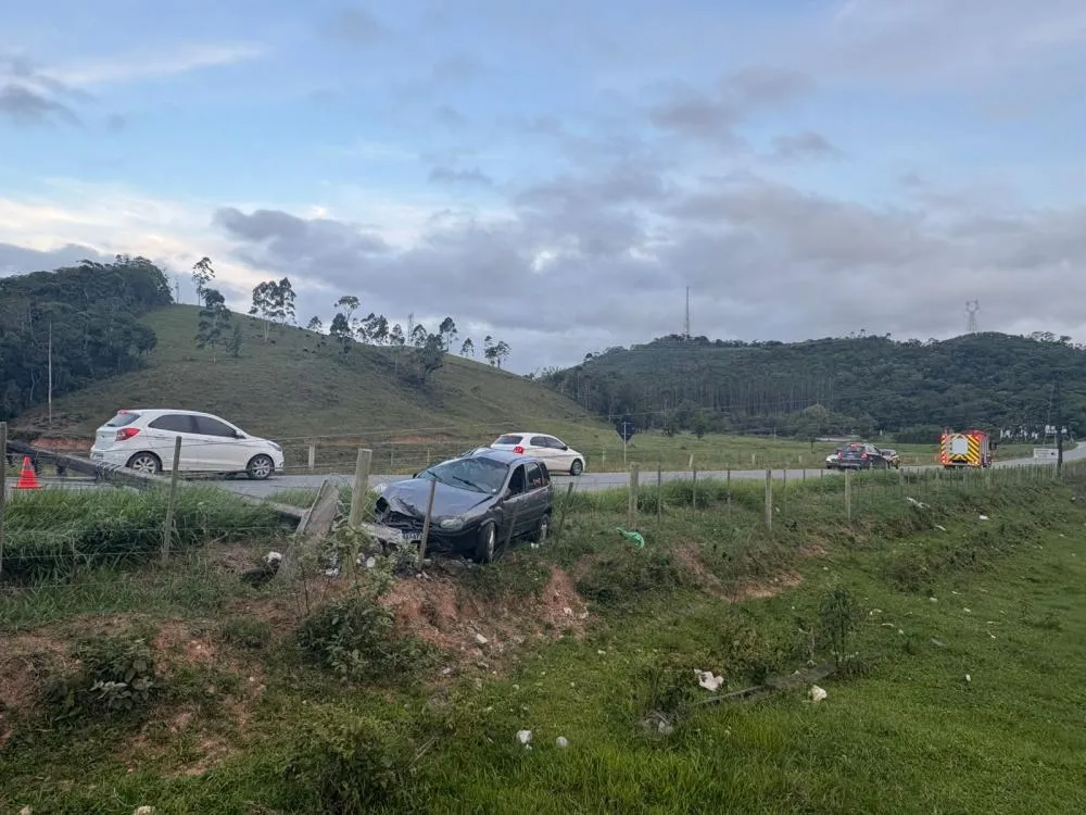 Motorista perde o controle do carro, bate em poste e foge após acidente na SC-414, em Navegantes