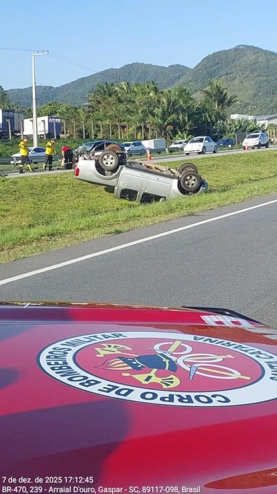 Caminhonete capota após batida com carro e quatro ocupantes ficam feridos na BR-470