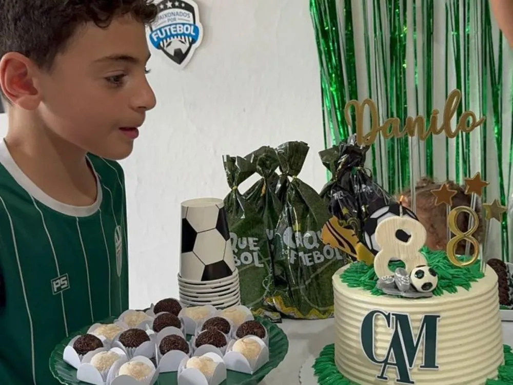 Menino de 8 anos vira torcedor fanático do Metropolitano e transforma aniversário em festa temática