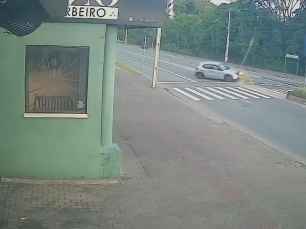 Vídeo: Motorista perde o controle do carro e atinge ilha de segurança no Centro de Blumenau