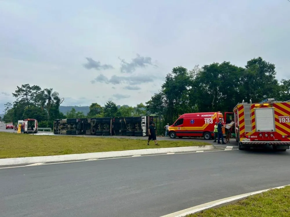 Caminhão carregado com troncos tomba e mobiliza bombeiros na BR-470, no Alto Vale