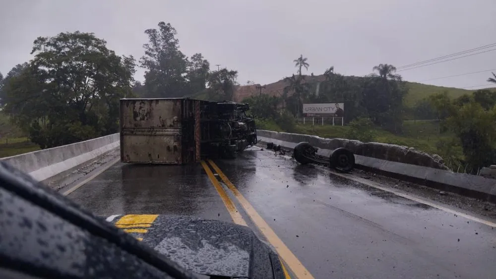 Caminhão tomba e interdita totalmente a BR-470 em Rodeio; não há previsão de liberação